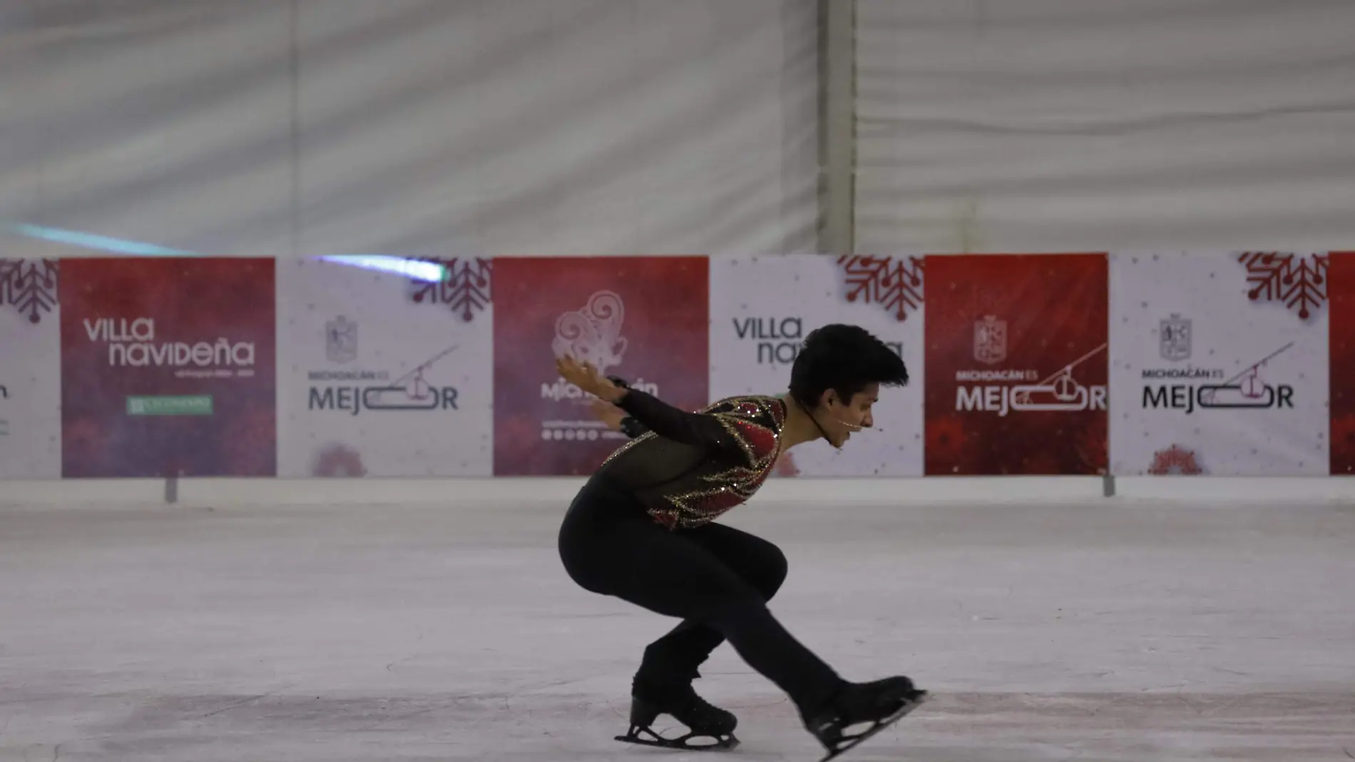 Donovan carrillo durante una presentación